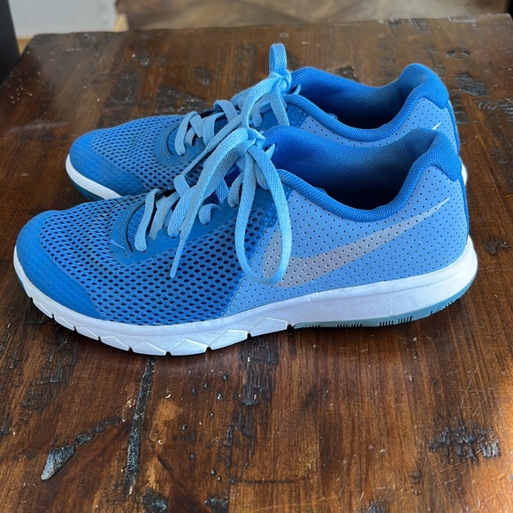 Nike Girl’s Shoes - Picture 2 of 3